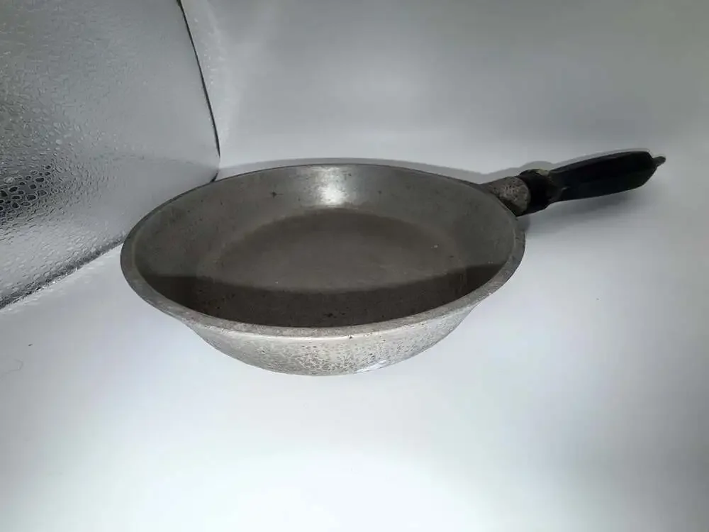Vintage Club Aluminum Hammercraft Cookware 8-Inch Frying Pan with Wooden Handle